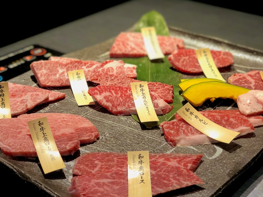 焼肉の定番カルビとロースの違いを徹底解説